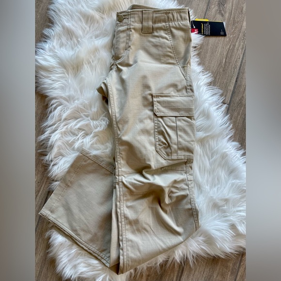 Under Armour Women’s Khaki Tactical Pants Size 6 NWT - Picture 1 of 4